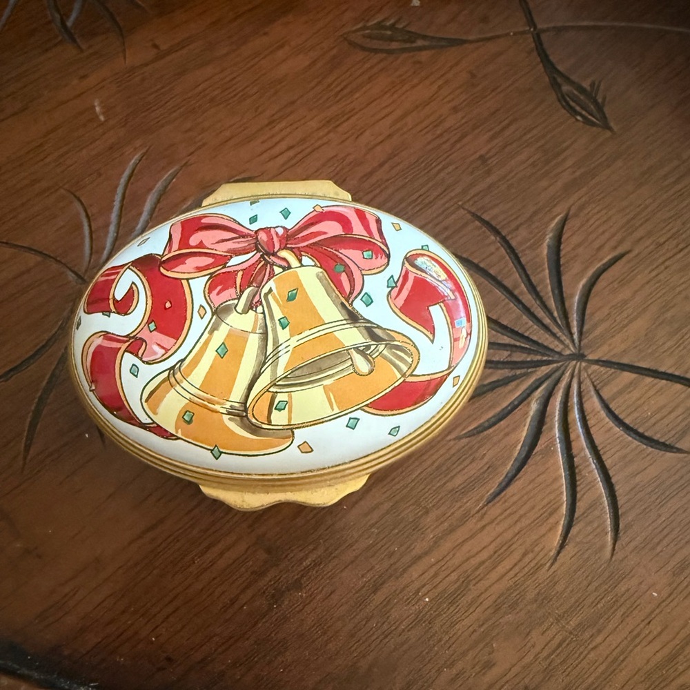 Tiffany & Co halcyon days enamel box . Limited edition for Tiffany the year 2000